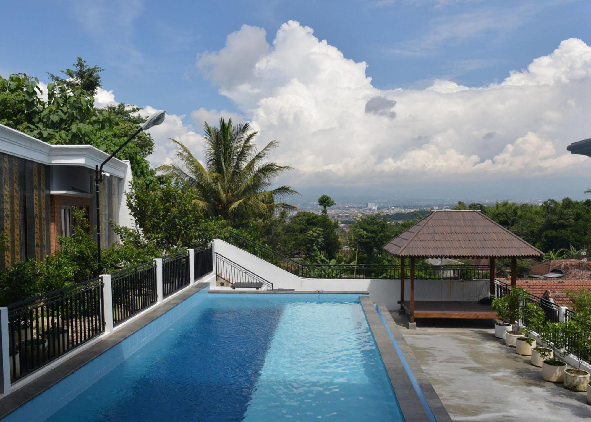 Malang Hill Syariah Redpartner Hotel Exterior foto
