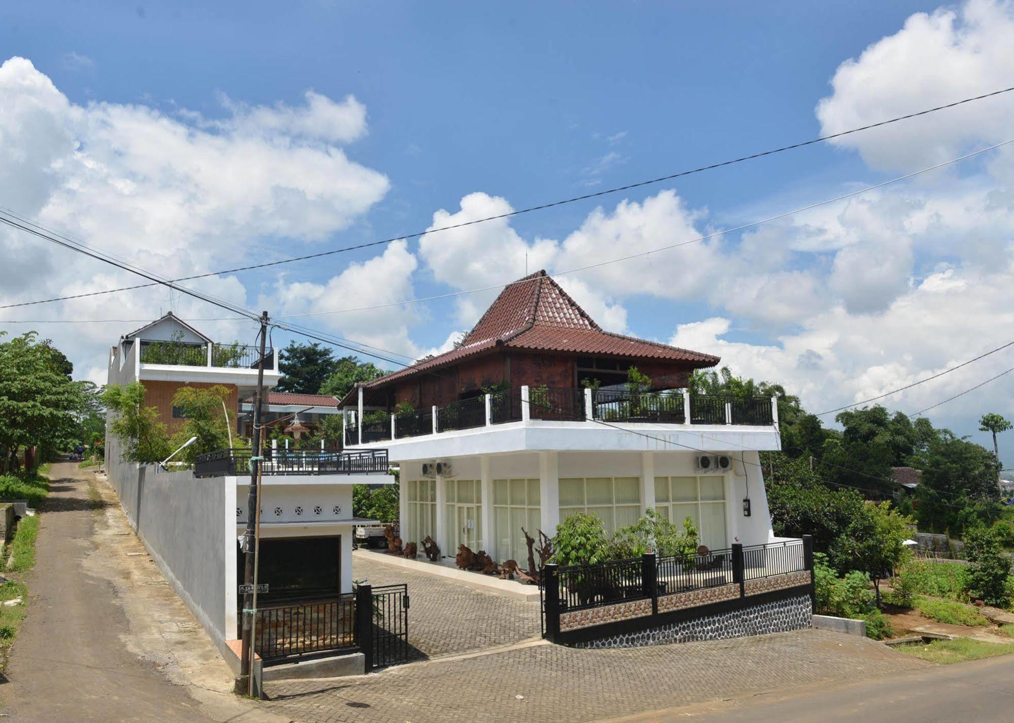 Malang Hill Syariah Redpartner Hotel Exterior foto