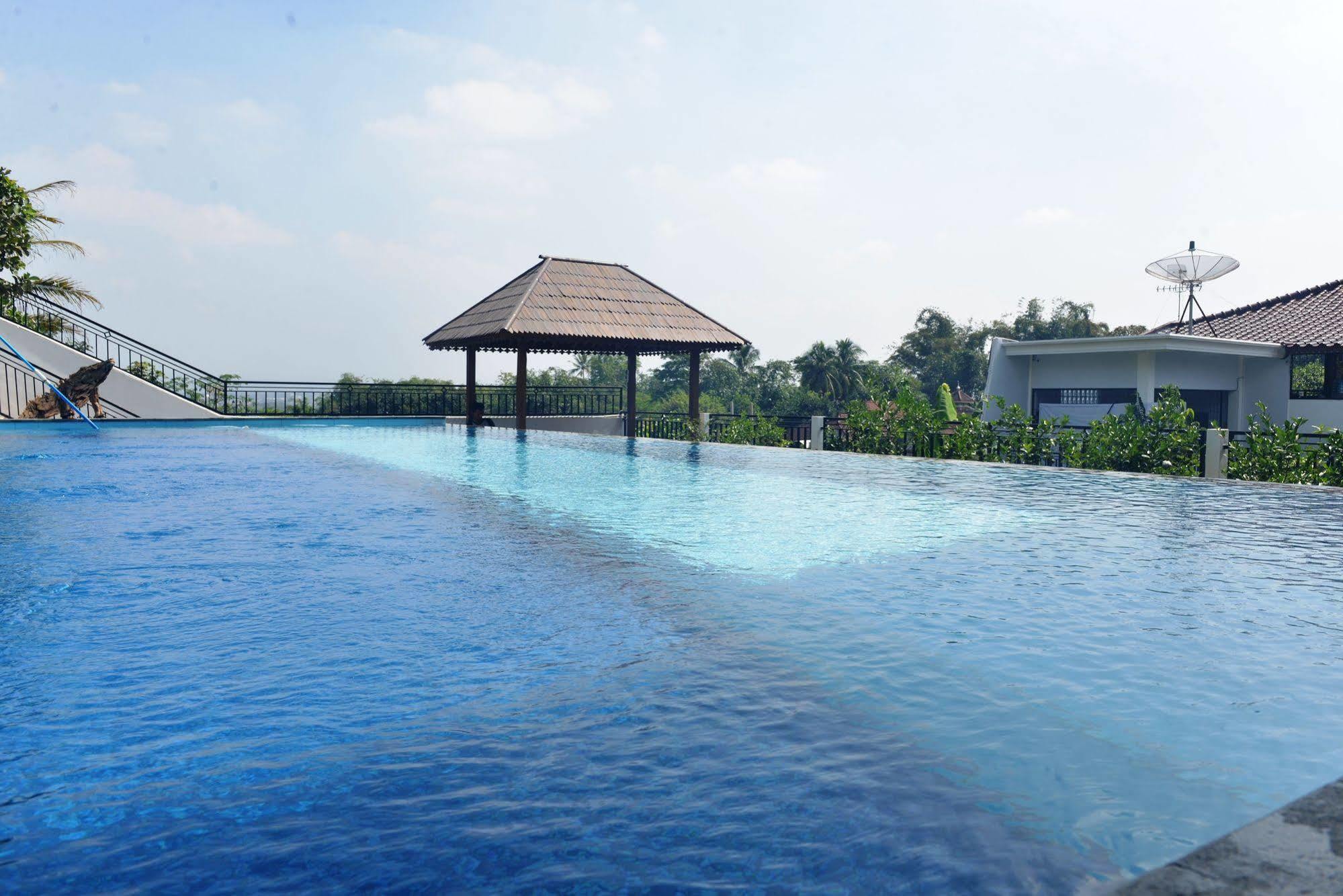 Malang Hill Syariah Redpartner Hotel Exterior foto