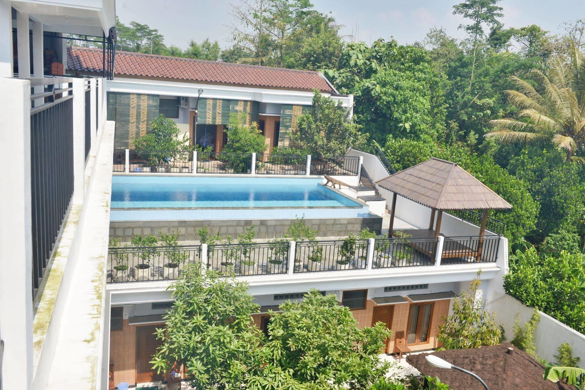Malang Hill Syariah Redpartner Hotel Exterior foto